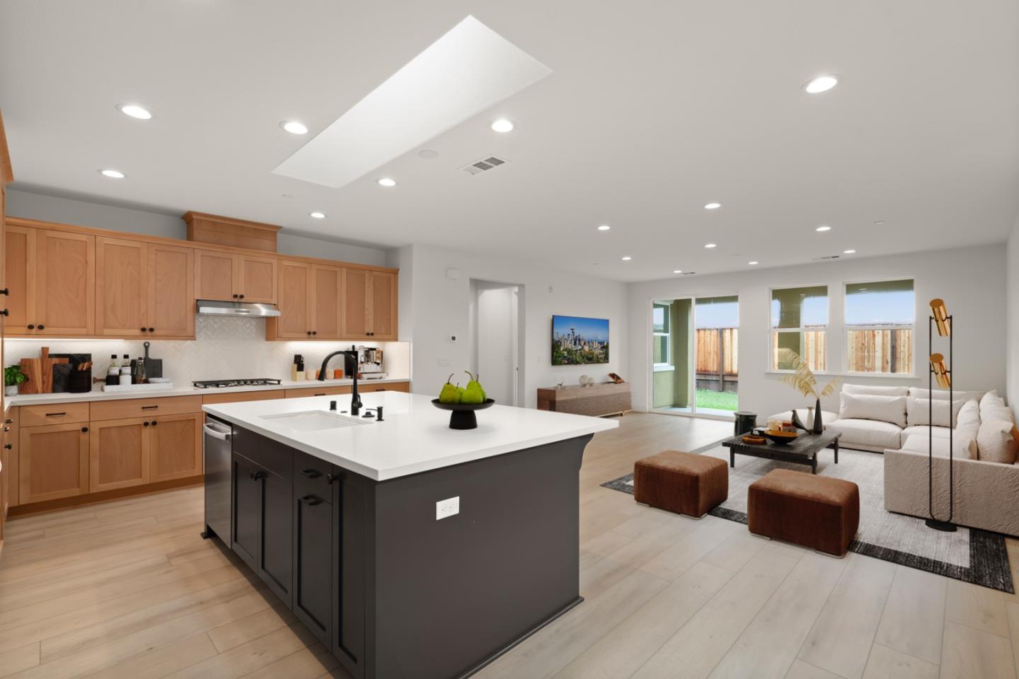 Detail Gallery Image 3 of 16 For 2171 White Oak Dr, Hollister,  CA 95023 - 2 Beds | 2 Baths