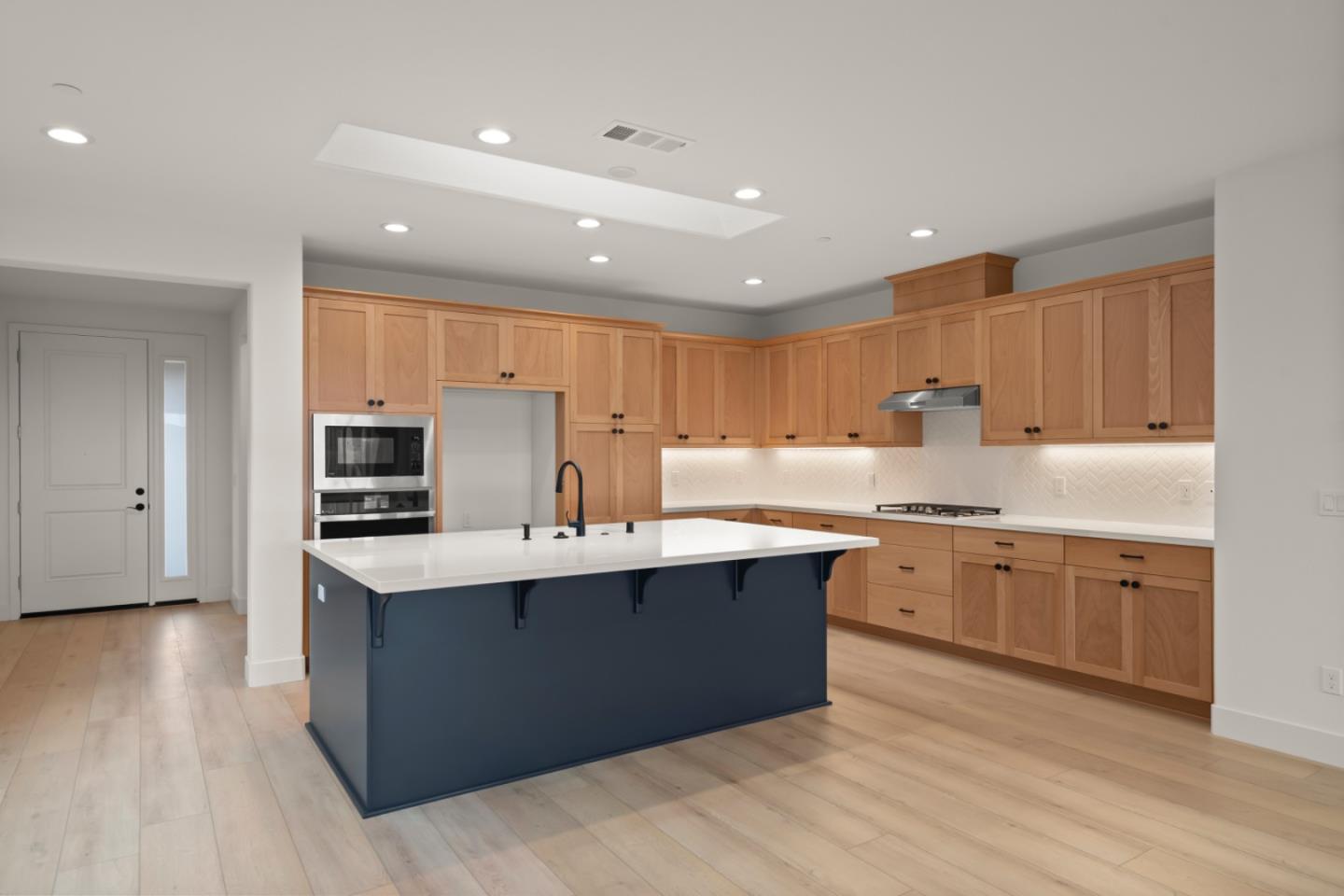 Detail Gallery Image 4 of 16 For 2171 White Oak Dr, Hollister,  CA 95023 - 2 Beds | 2 Baths