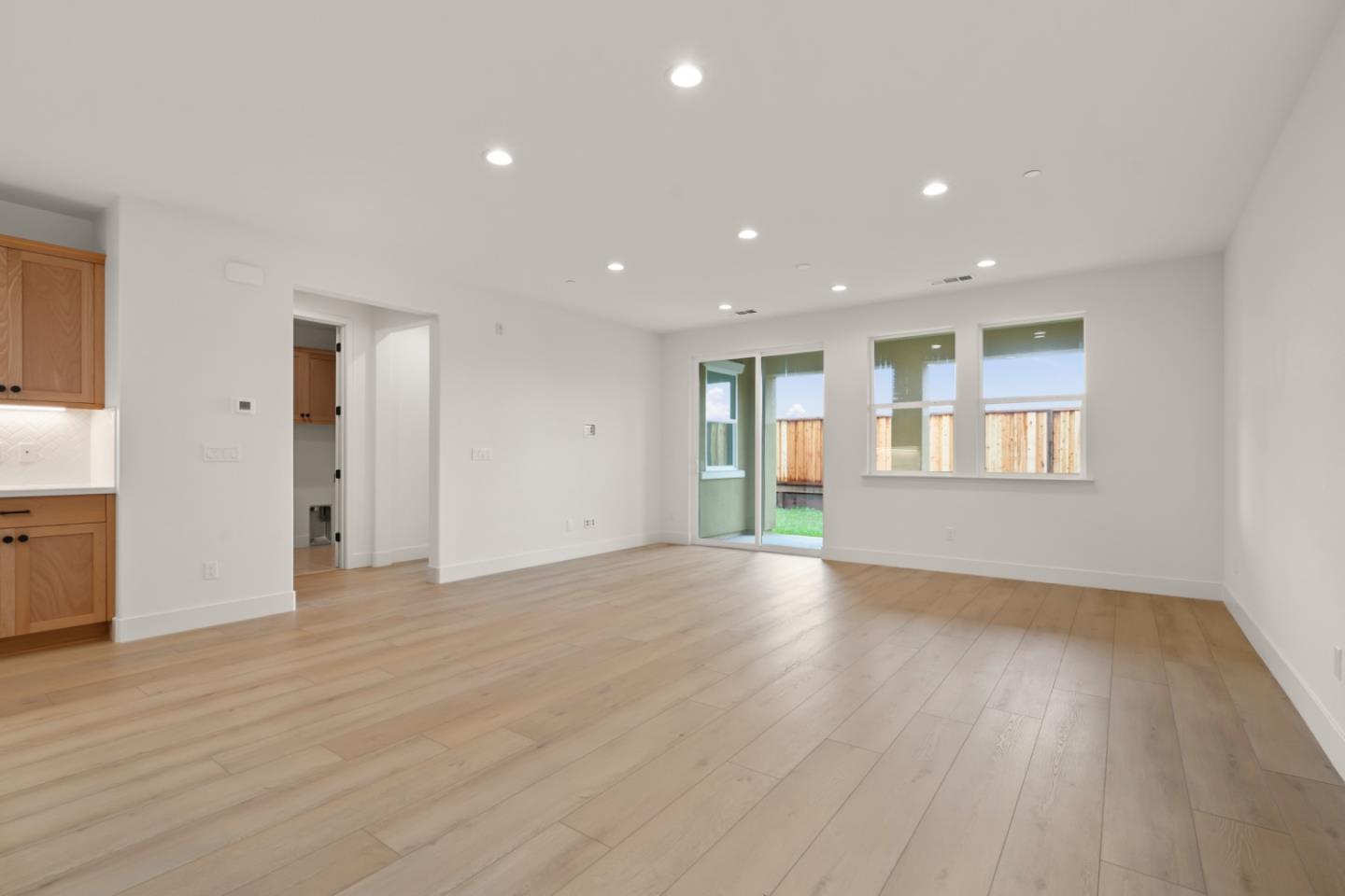 Detail Gallery Image 5 of 16 For 2171 White Oak Dr, Hollister,  CA 95023 - 2 Beds | 2 Baths