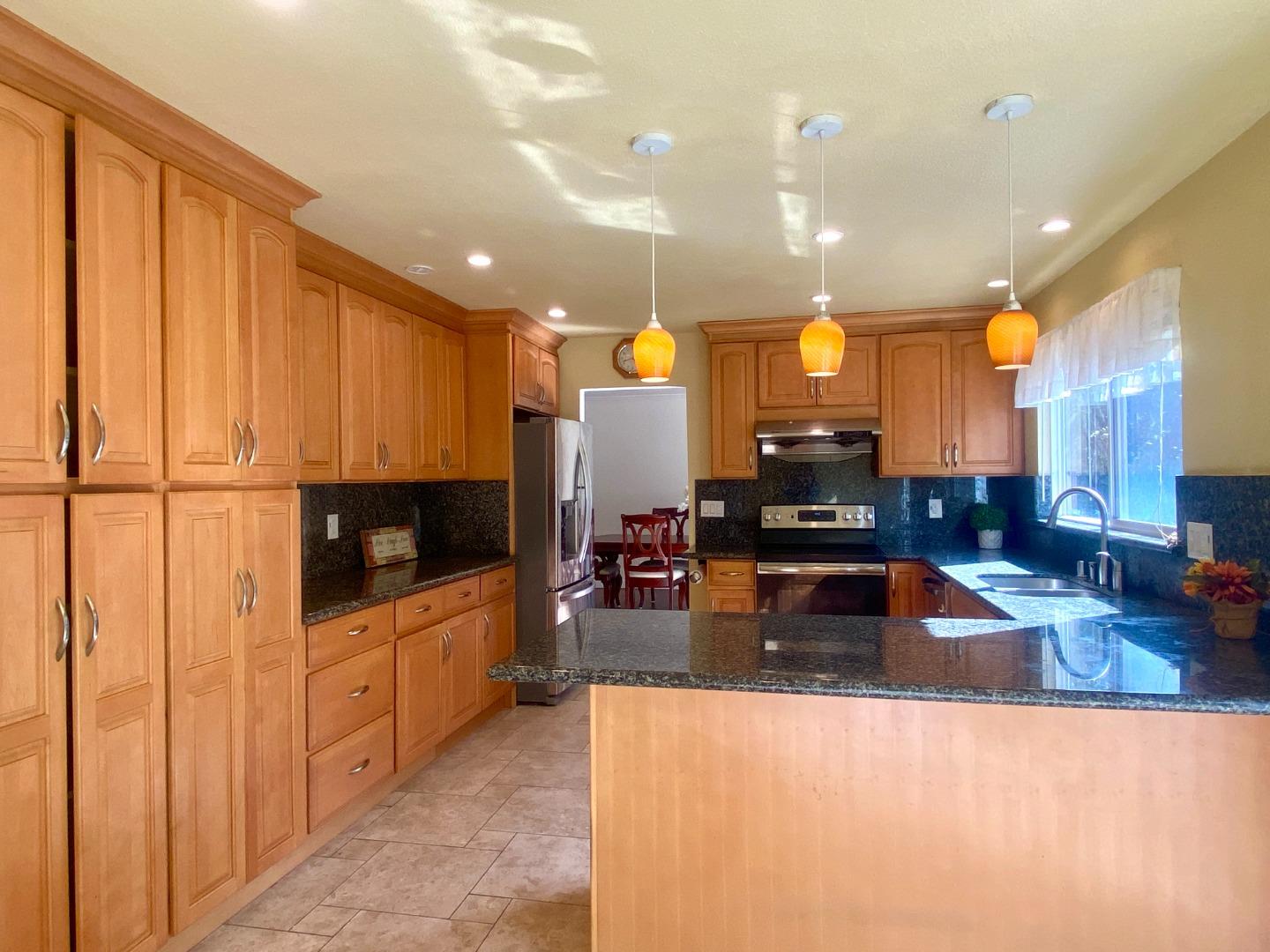 Detail Gallery Image 6 of 23 For 852 Arcturus Cir, Foster City,  CA 94404 - 5 Beds | 2/1 Baths