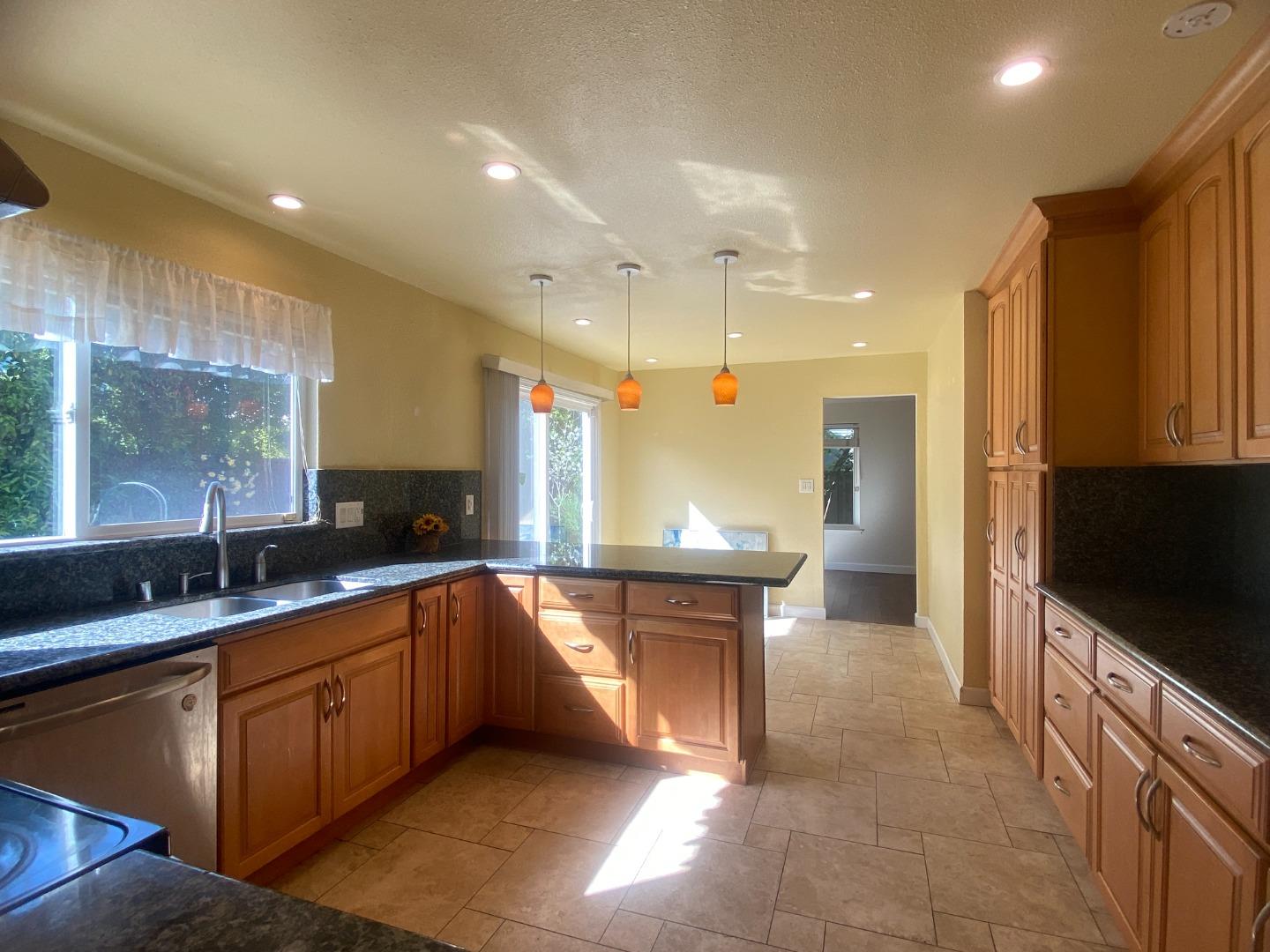 Detail Gallery Image 7 of 23 For 852 Arcturus Cir, Foster City,  CA 94404 - 5 Beds | 2/1 Baths