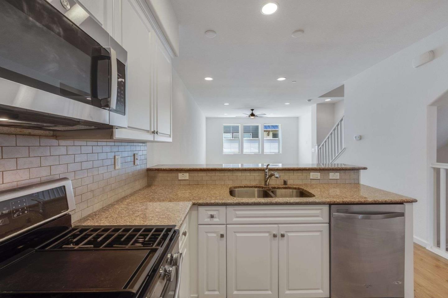 Detail Gallery Image 5 of 28 For 2099 Vincenzo, San Jose,  CA 95133 - 3 Beds | 3 Baths