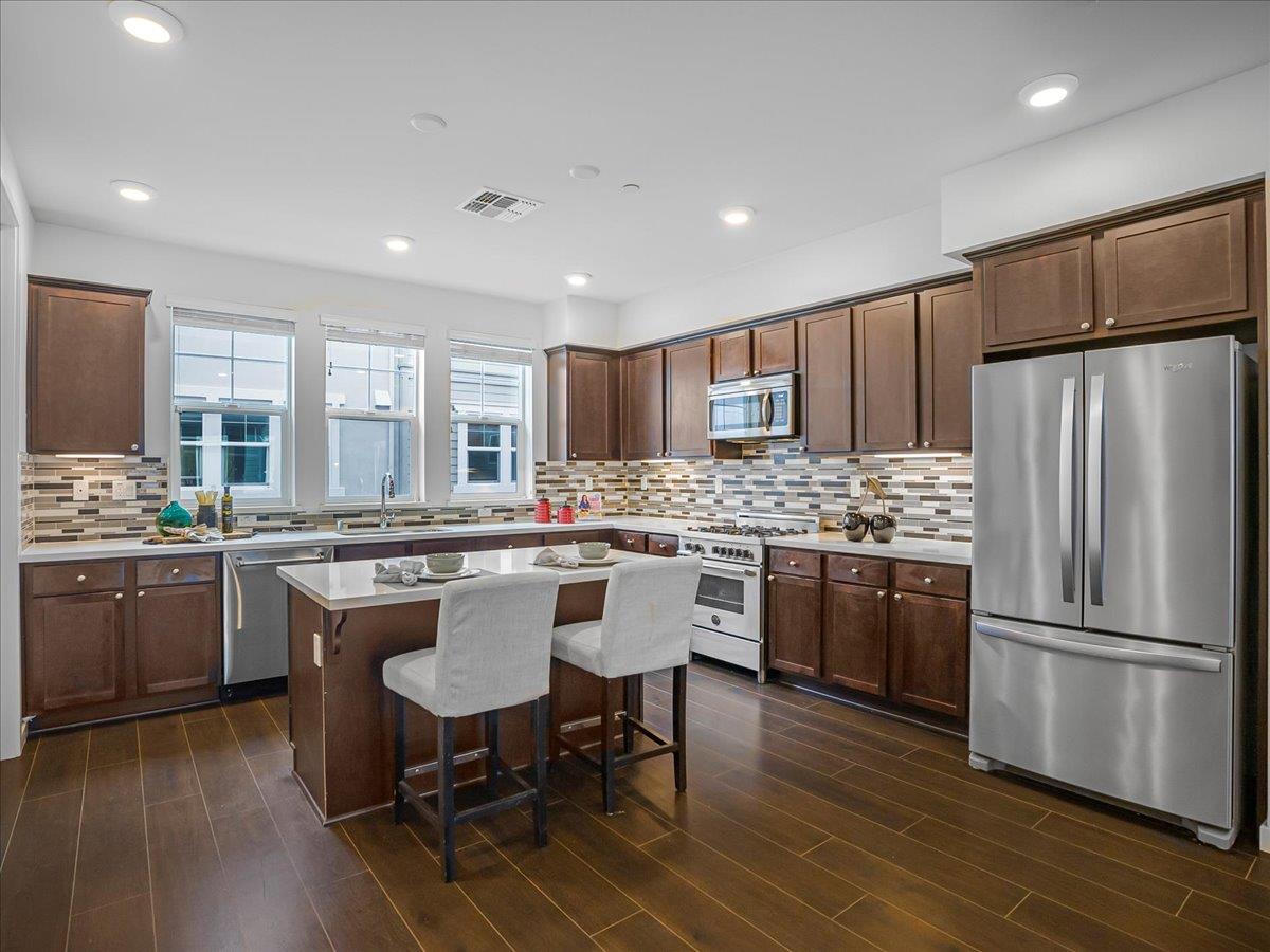 Detail Gallery Image 4 of 73 For 813 Galt Ter #3,  Sunnyvale,  CA 94085 - 3 Beds | 3/1 Baths