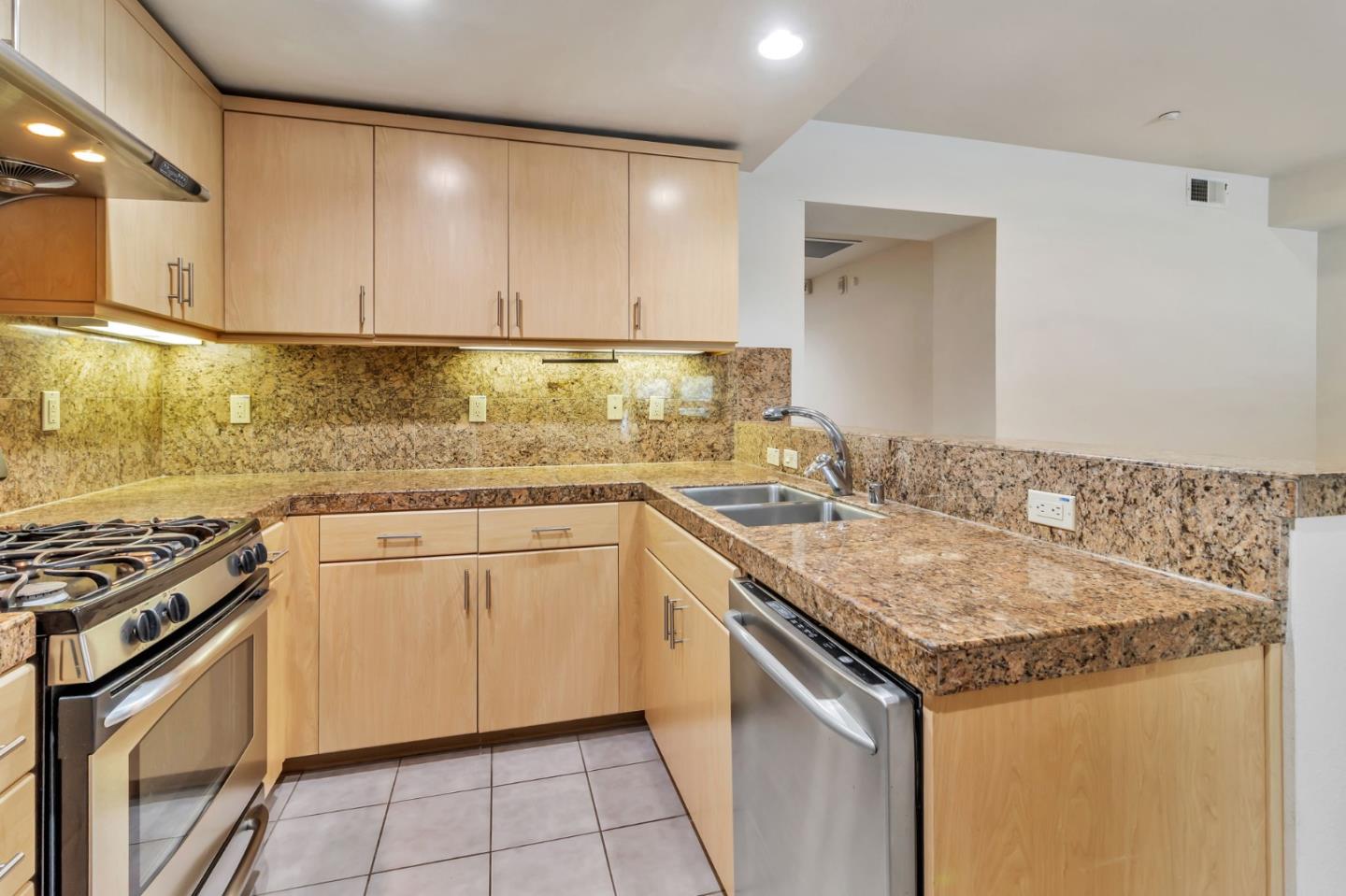Detail Gallery Image 10 of 21 For 2925 Glascock St, Oakland,  CA 94601 - 2 Beds | 2 Baths