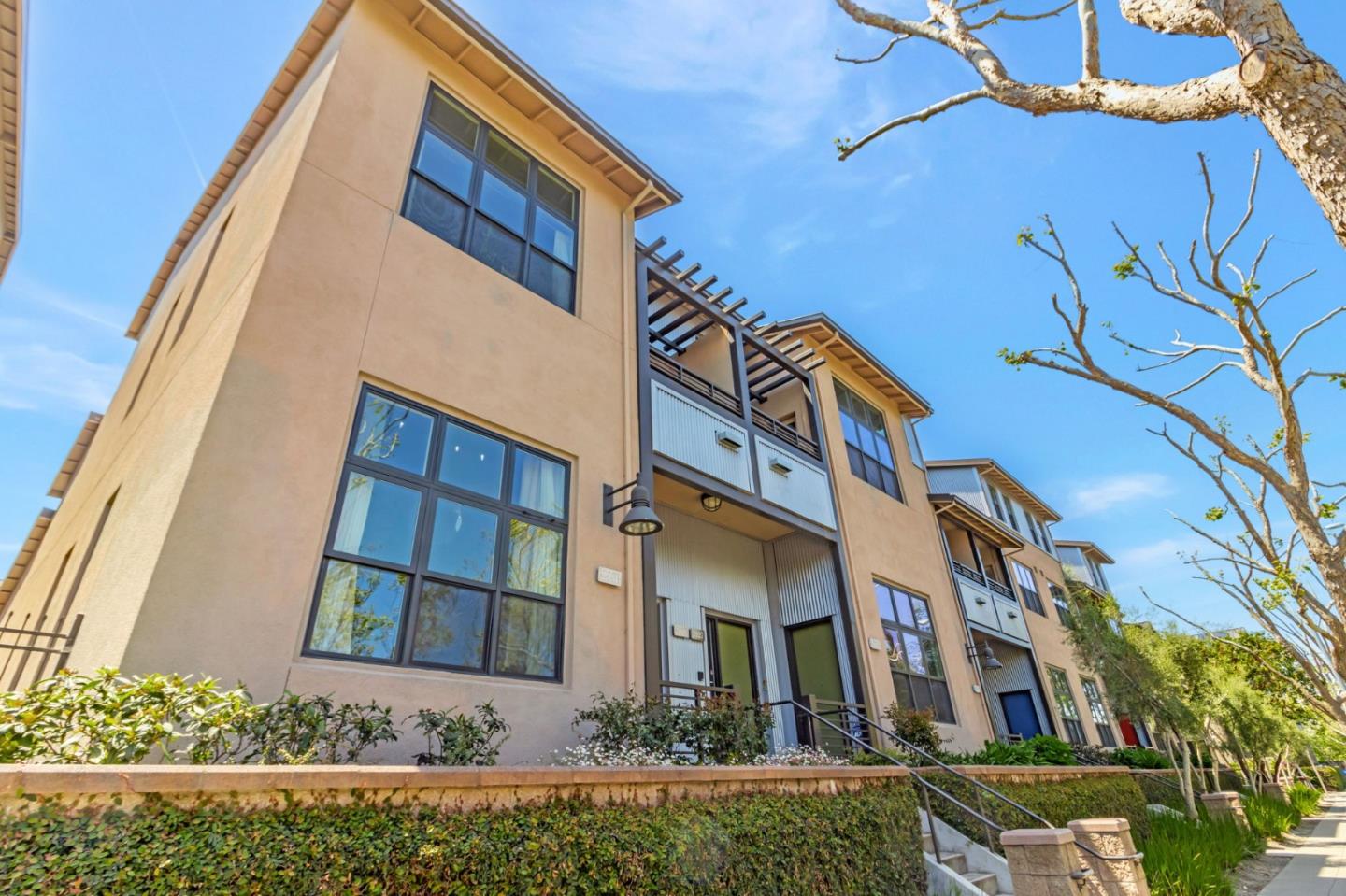 Detail Gallery Image 2 of 21 For 2925 Glascock St, Oakland,  CA 94601 - 2 Beds | 2 Baths