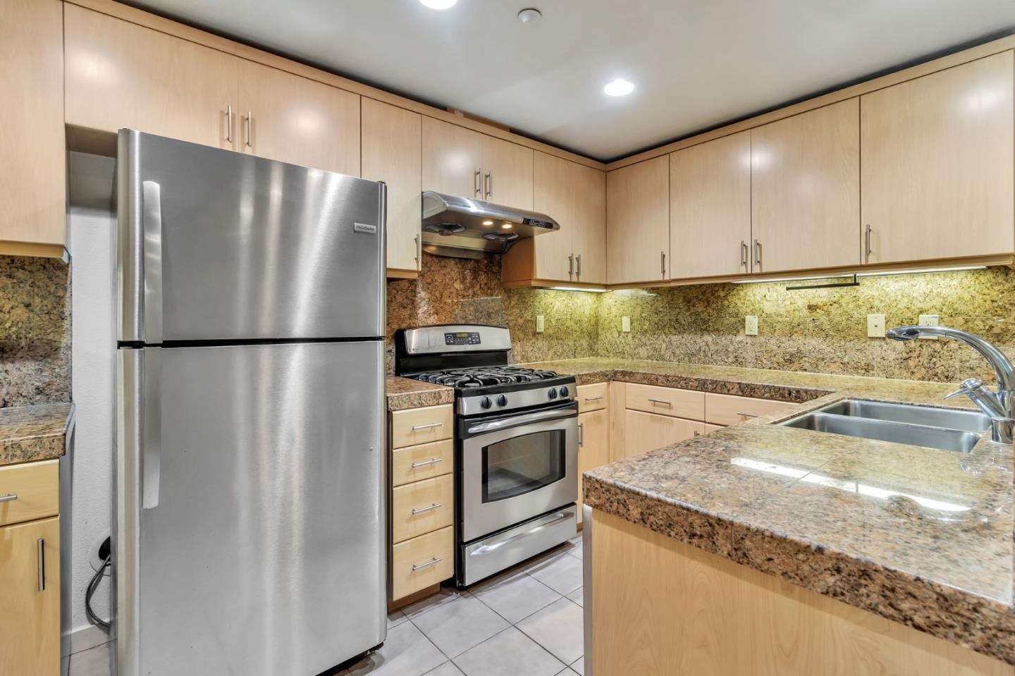 Detail Gallery Image 8 of 21 For 2925 Glascock St, Oakland,  CA 94601 - 2 Beds | 2 Baths