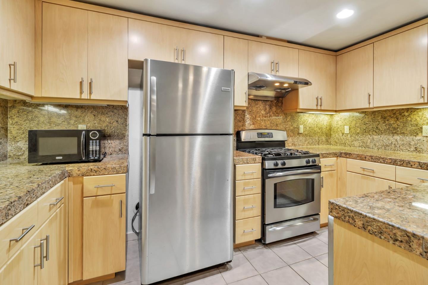 Detail Gallery Image 9 of 21 For 2925 Glascock St, Oakland,  CA 94601 - 2 Beds | 2 Baths