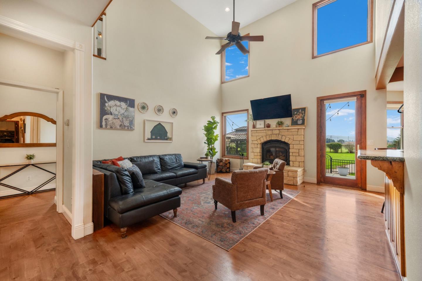 Detail Gallery Image 7 of 40 For 2760 Leavesley Rd, Gilroy,  CA 95020 - 5 Beds | 3/1 Baths
