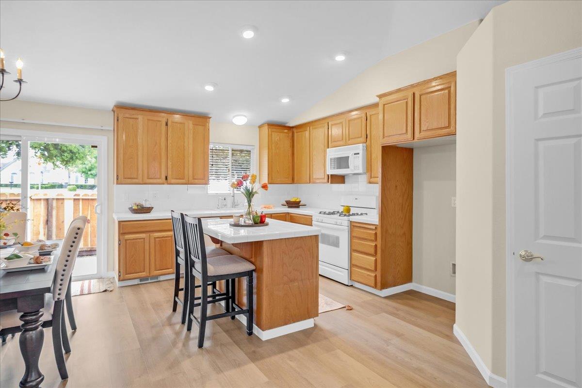 Detail Gallery Image 12 of 38 For 955 Valley Oak Dr, Hollister,  CA 95023 - 3 Beds | 2 Baths