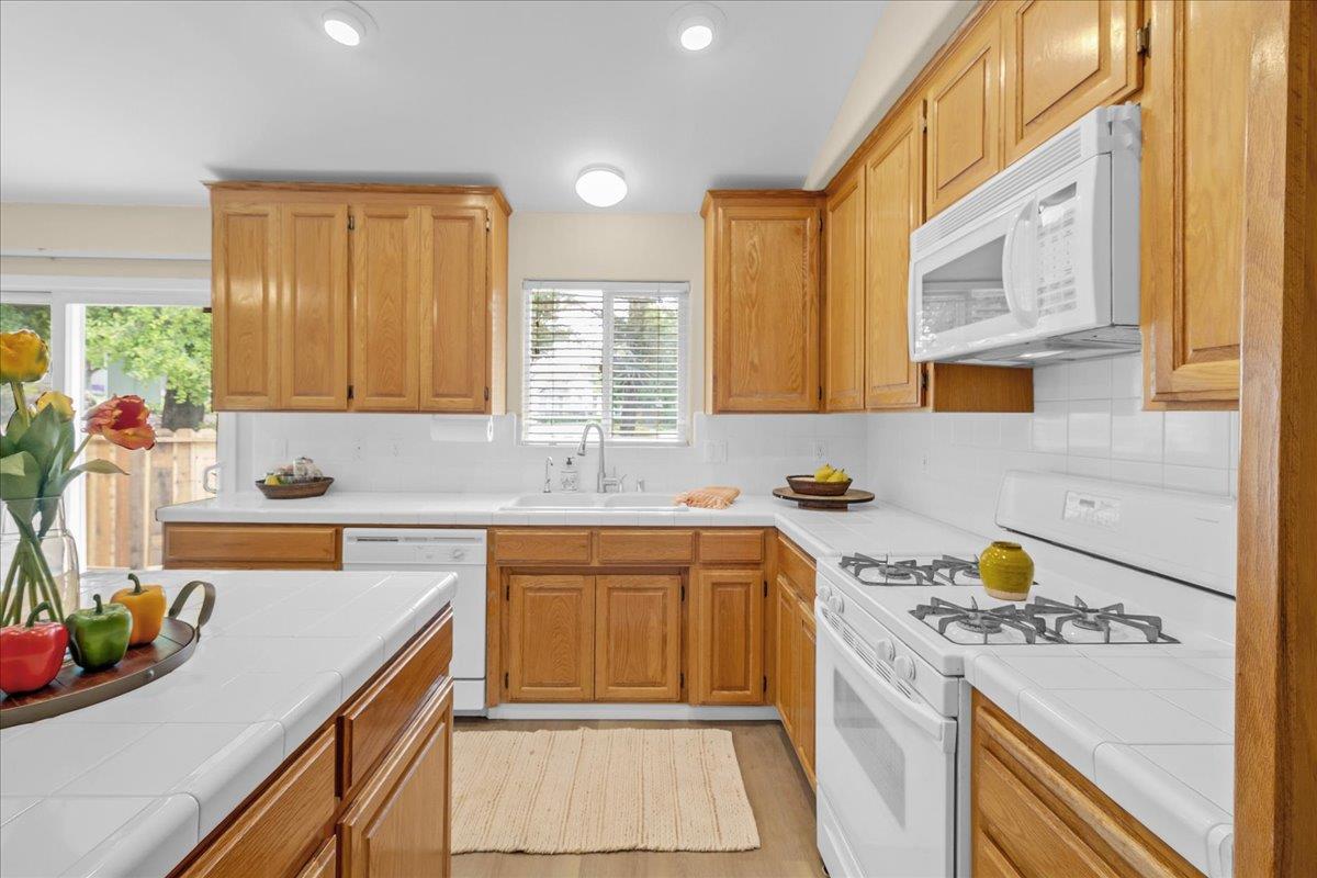 Detail Gallery Image 13 of 38 For 955 Valley Oak Dr, Hollister,  CA 95023 - 3 Beds | 2 Baths