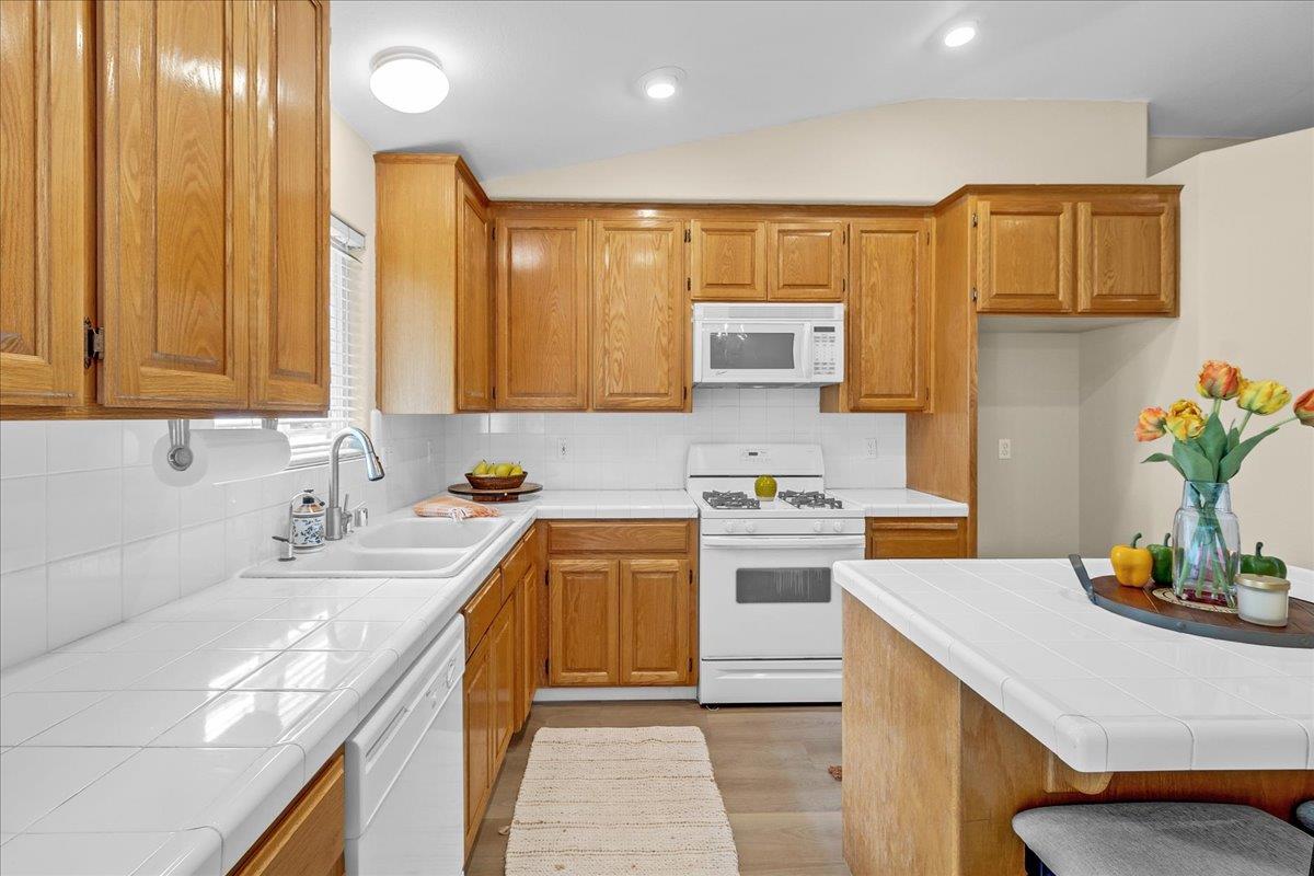 Detail Gallery Image 14 of 38 For 955 Valley Oak Dr, Hollister,  CA 95023 - 3 Beds | 2 Baths