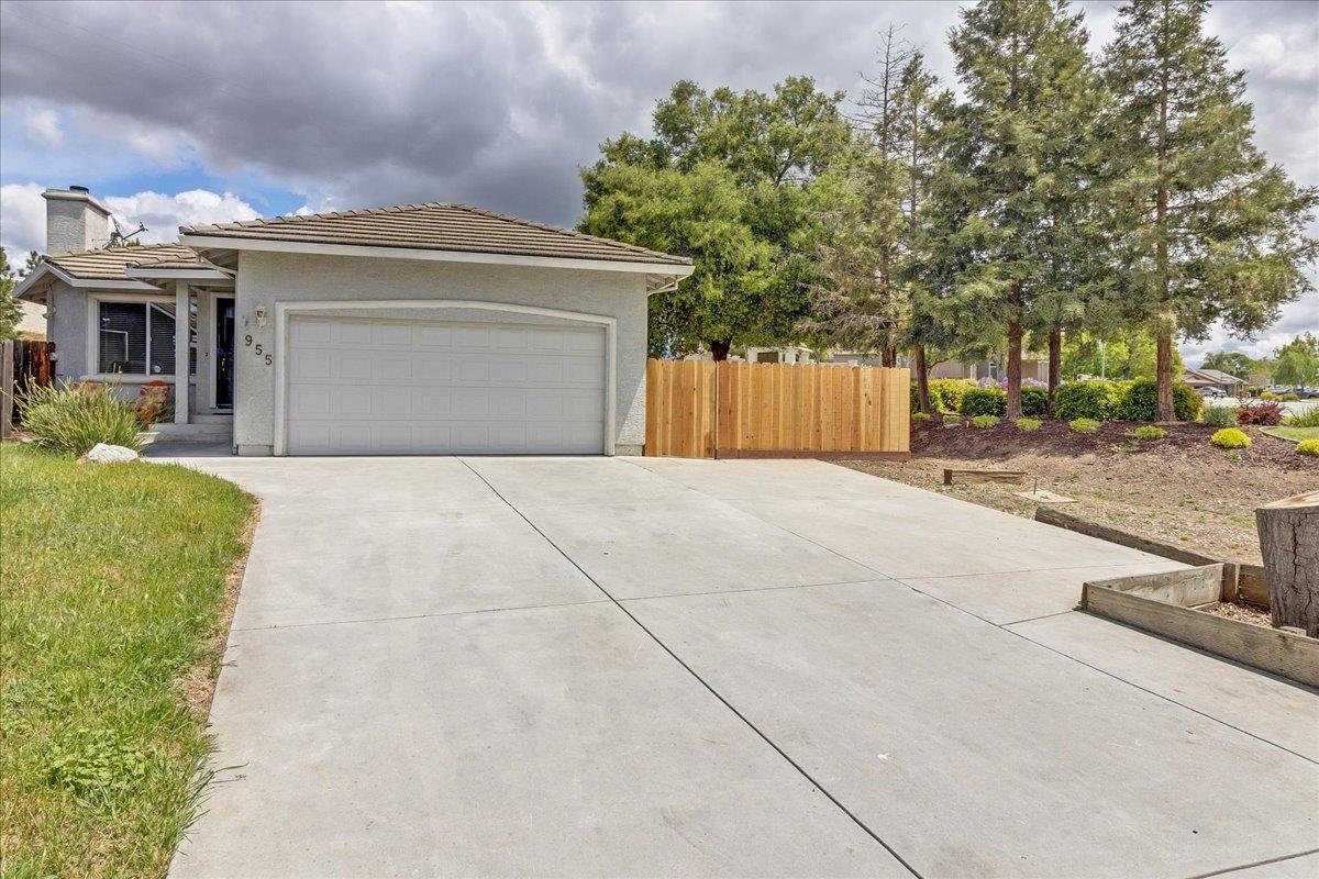 Detail Gallery Image 2 of 38 For 955 Valley Oak Dr, Hollister,  CA 95023 - 3 Beds | 2 Baths