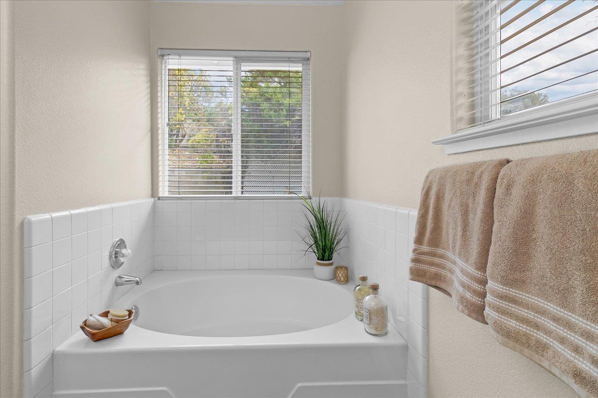 Detail Gallery Image 21 of 38 For 955 Valley Oak Dr, Hollister,  CA 95023 - 3 Beds | 2 Baths