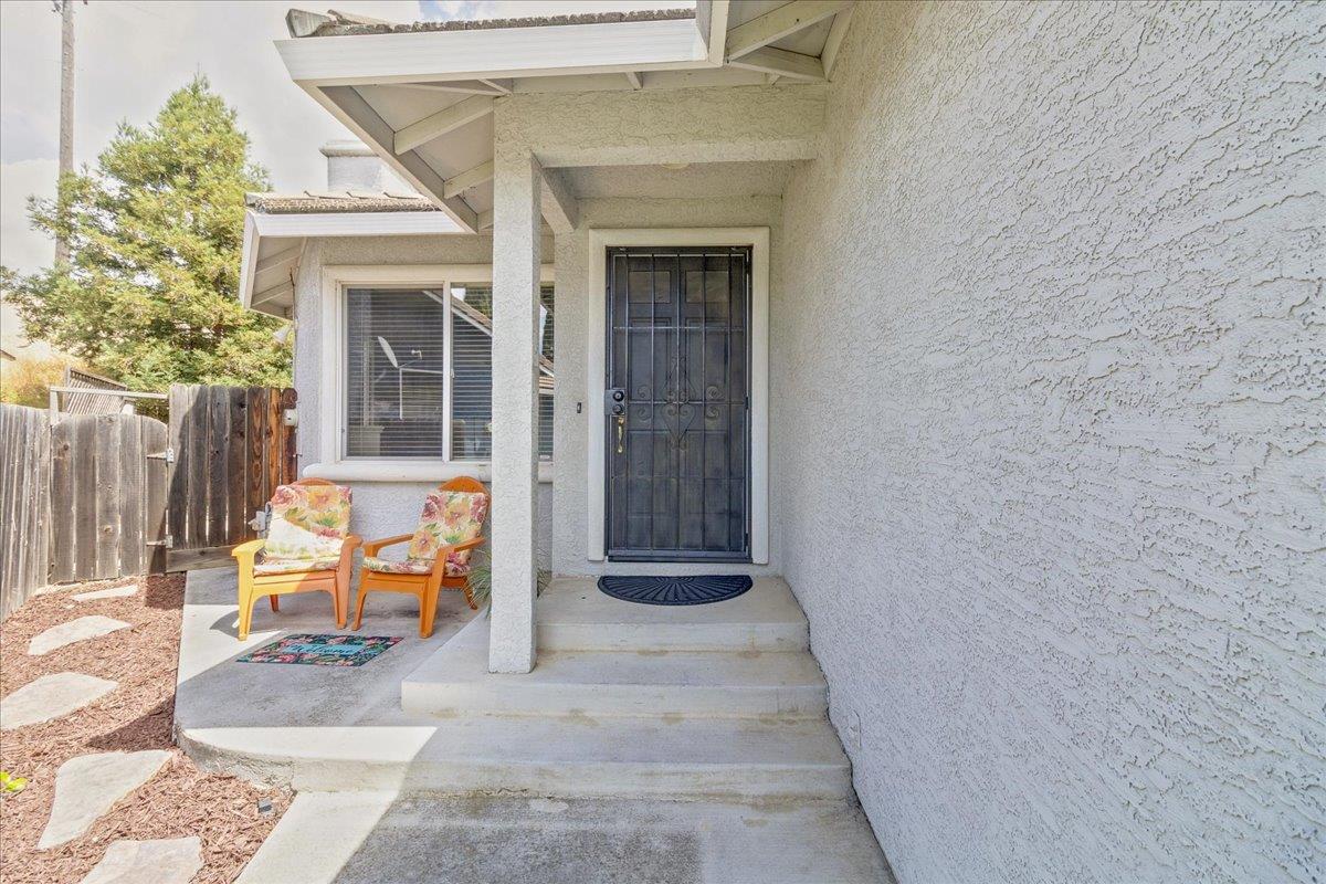 Detail Gallery Image 3 of 38 For 955 Valley Oak Dr, Hollister,  CA 95023 - 3 Beds | 2 Baths