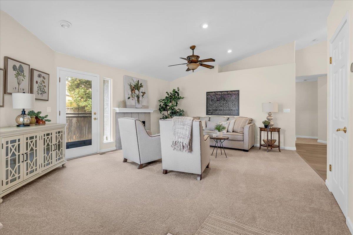 Detail Gallery Image 5 of 38 For 955 Valley Oak Dr, Hollister,  CA 95023 - 3 Beds | 2 Baths