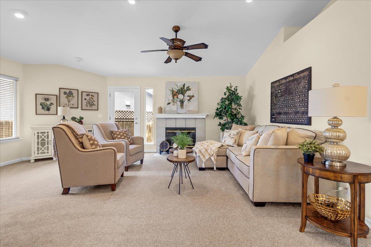 Detail Gallery Image 6 of 38 For 955 Valley Oak Dr, Hollister,  CA 95023 - 3 Beds | 2 Baths