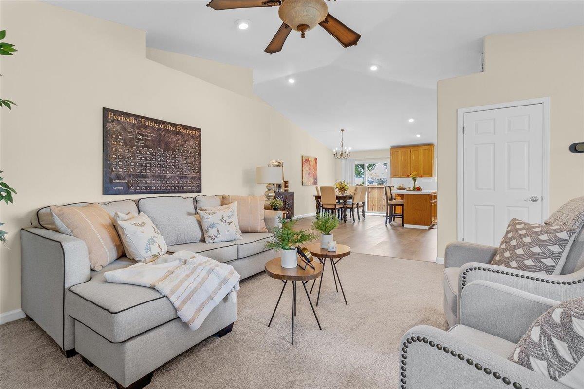 Detail Gallery Image 8 of 38 For 955 Valley Oak Dr, Hollister,  CA 95023 - 3 Beds | 2 Baths