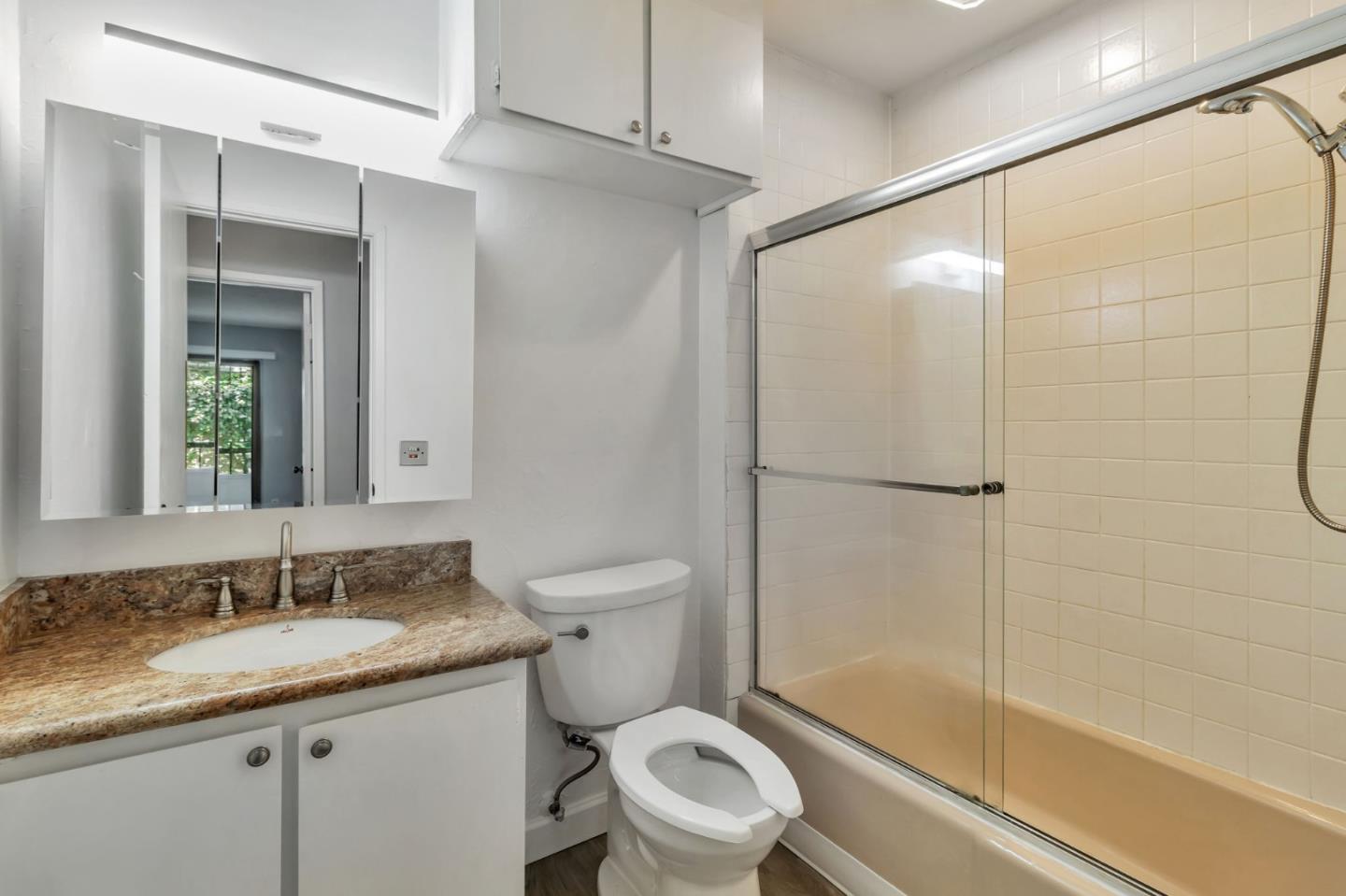 Detail Gallery Image 16 of 22 For 1830 Lakeshore Ave #109,  Oakland,  CA 94606 - 2 Beds | 2 Baths
