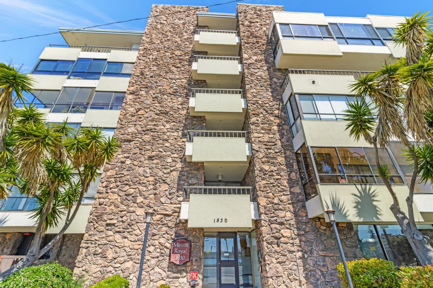 Detail Gallery Image 2 of 22 For 1830 Lakeshore Ave #109,  Oakland,  CA 94606 - 2 Beds | 2 Baths