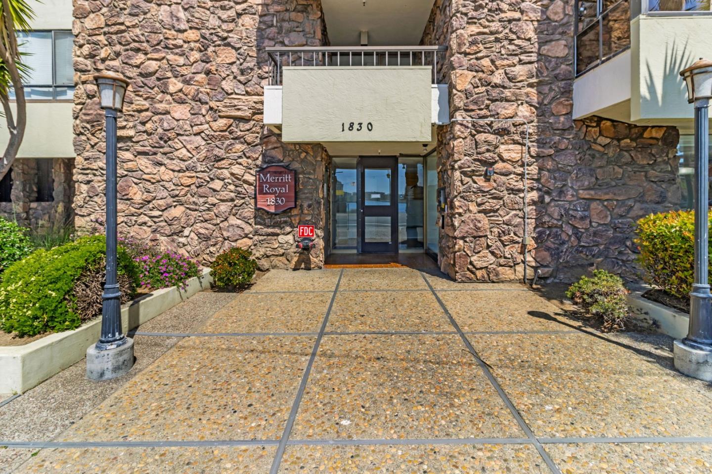 Detail Gallery Image 3 of 22 For 1830 Lakeshore Ave #109,  Oakland,  CA 94606 - 2 Beds | 2 Baths