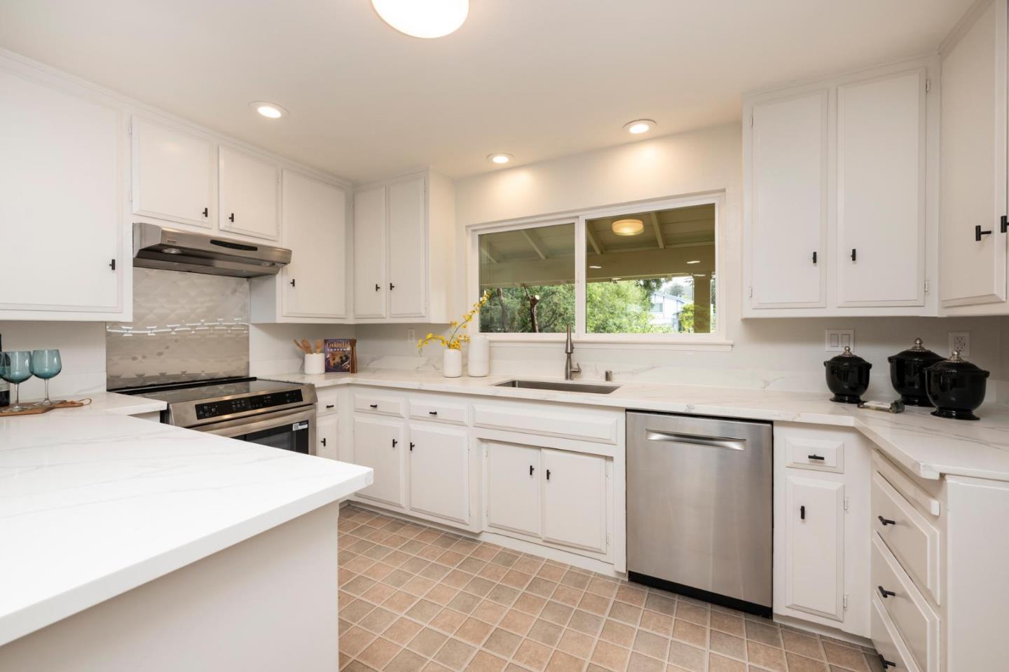 Detail Gallery Image 8 of 29 For 2131 Balmoral Ct, San Mateo,  CA 94403 - 4 Beds | 2/1 Baths