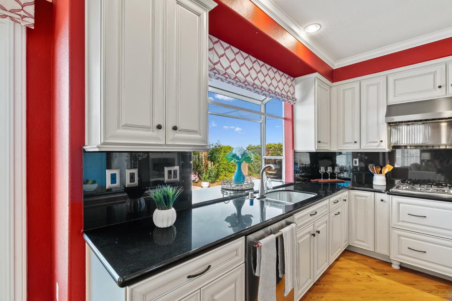 Detail Gallery Image 11 of 54 For 986 Governors Bay Dr, Redwood City,  CA 94065 - 4 Beds | 3 Baths