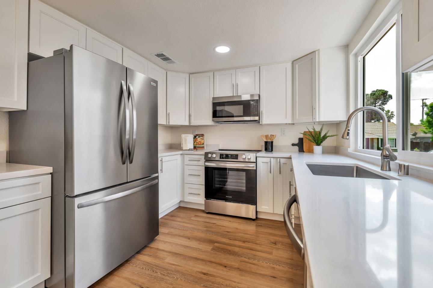 Detail Gallery Image 15 of 44 For 235 N 1st St, Los Banos,  CA 93635 - 4 Beds | 3 Baths