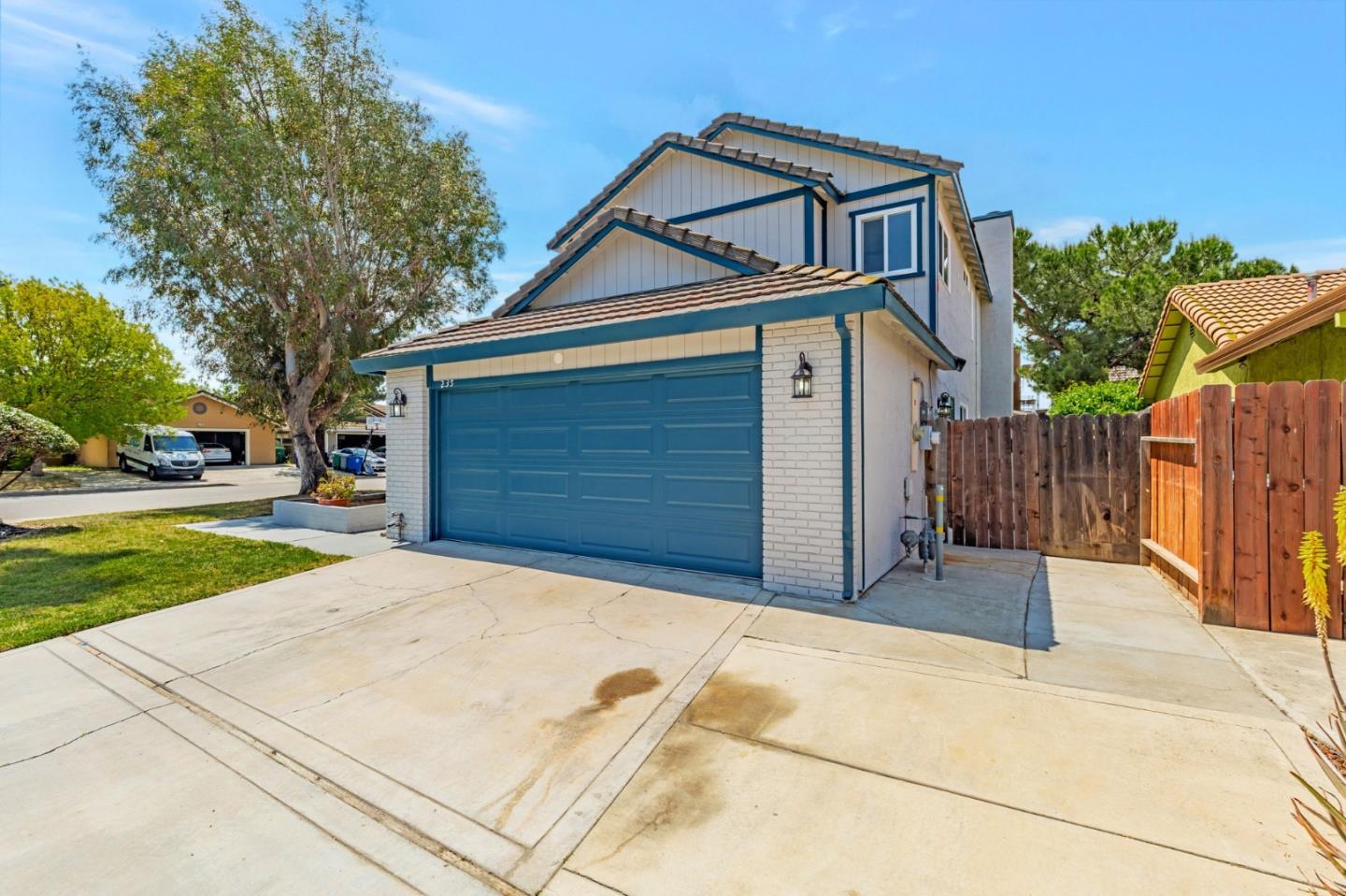 Detail Gallery Image 4 of 44 For 235 N 1st St, Los Banos,  CA 93635 - 4 Beds | 3 Baths