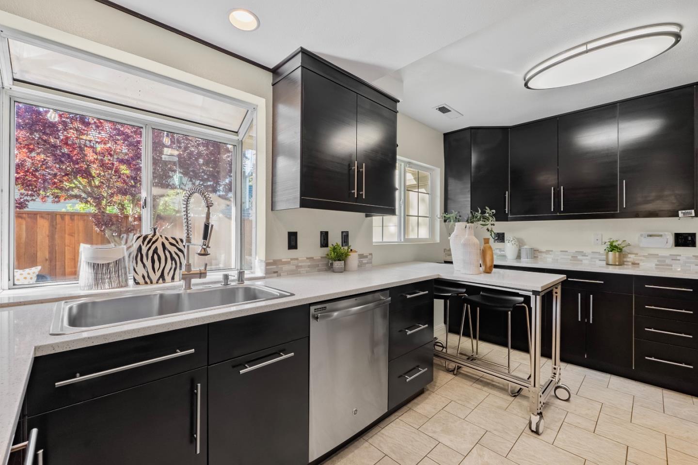 Detail Gallery Image 4 of 25 For 395 Sandstone Dr, Fremont,  CA 94536 - 3 Beds | 2/1 Baths