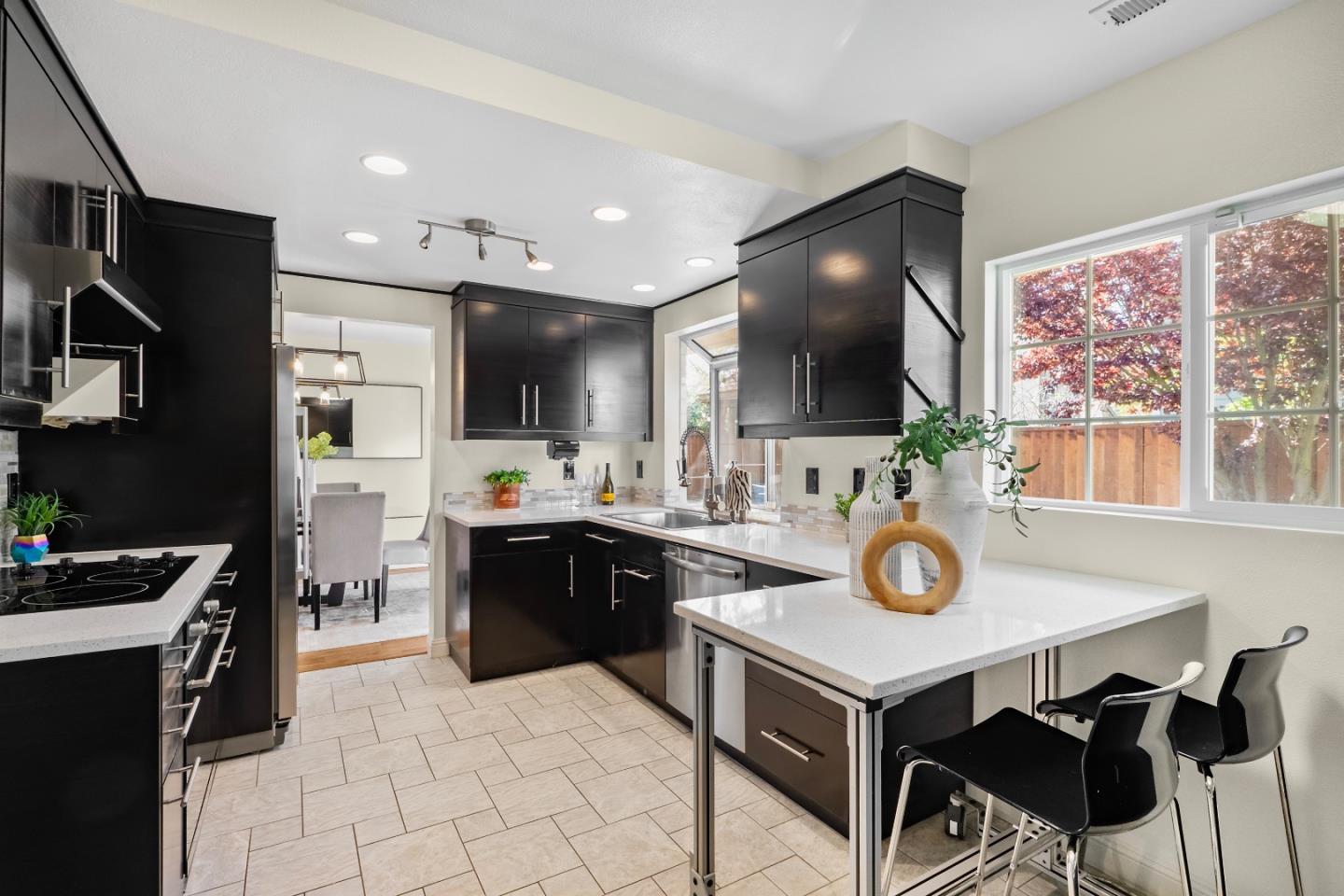 Detail Gallery Image 5 of 25 For 395 Sandstone Dr, Fremont,  CA 94536 - 3 Beds | 2/1 Baths