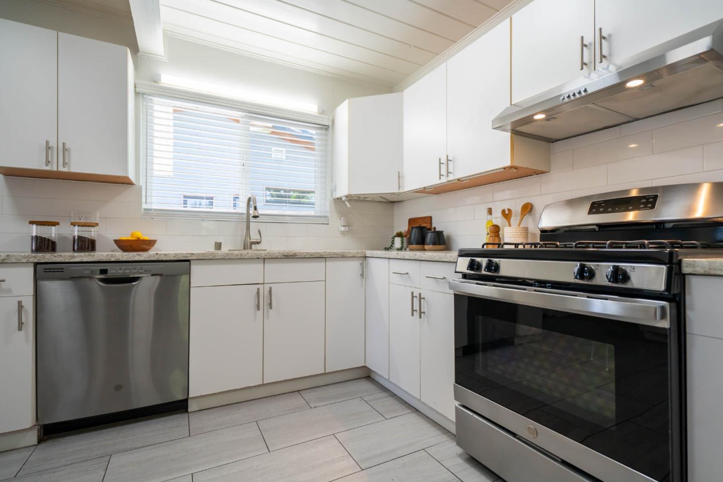 Detail Gallery Image 13 of 24 For 374 Balsam Ave, Sunnyvale,  CA 94085 - 3 Beds | 1 Baths