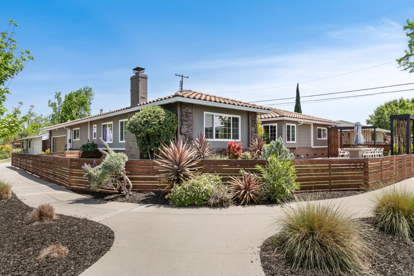 Detail Gallery Image 1 of 27 For 3302 Como Ln, San Jose,  CA 95118 - 4 Beds | 3 Baths
