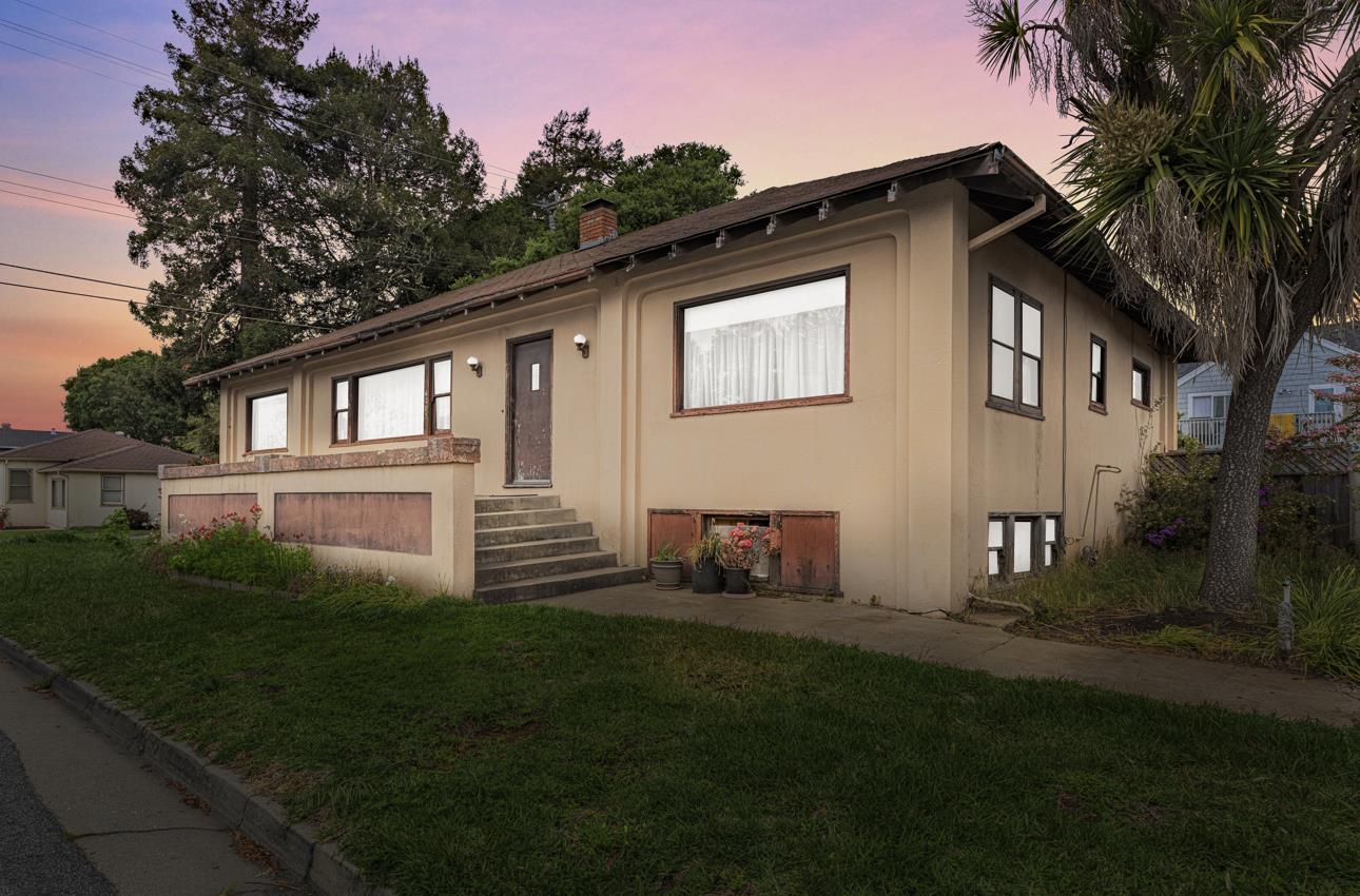 Detail Gallery Image 4 of 49 For 4705 Crystal St, Capitola,  CA 95010 - 3 Beds | 2 Baths