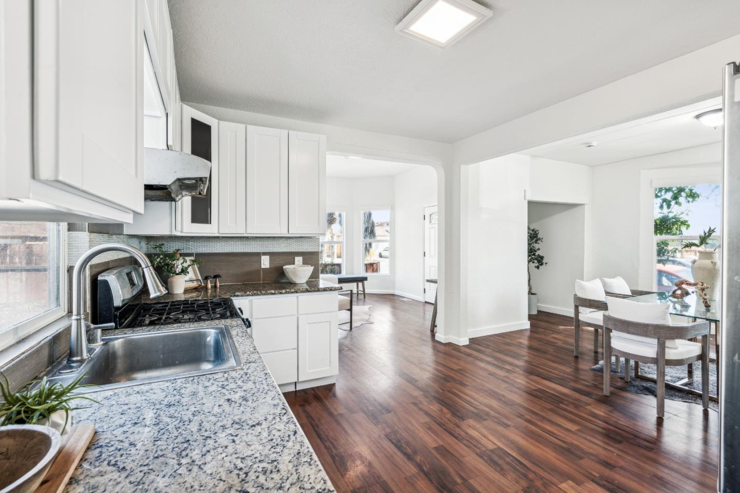 Detail Gallery Image 13 of 60 For 1529 Sanborn Ave, San Jose,  CA 95110 - 5 Beds | 3 Baths