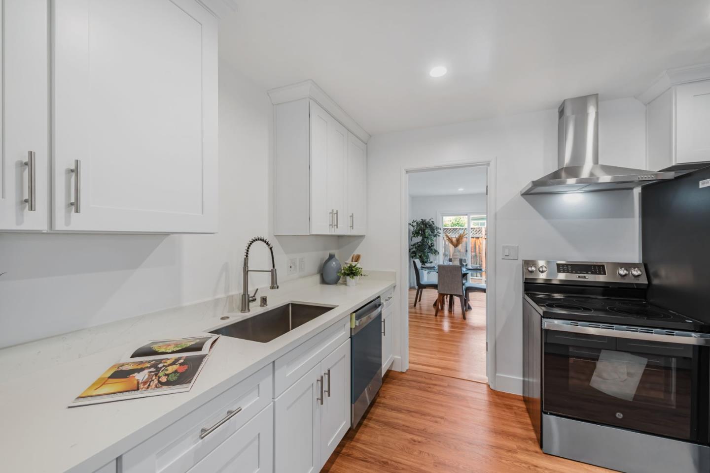 Detail Gallery Image 10 of 45 For 811 Orange Ave, Sunnyvale,  CA 94087 - 3 Beds | 2 Baths