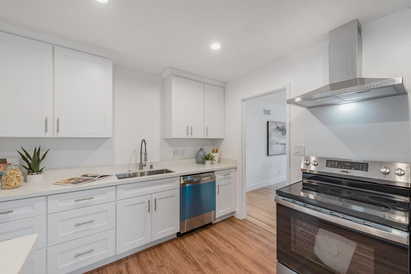 Detail Gallery Image 8 of 45 For 811 Orange Ave, Sunnyvale,  CA 94087 - 3 Beds | 2 Baths