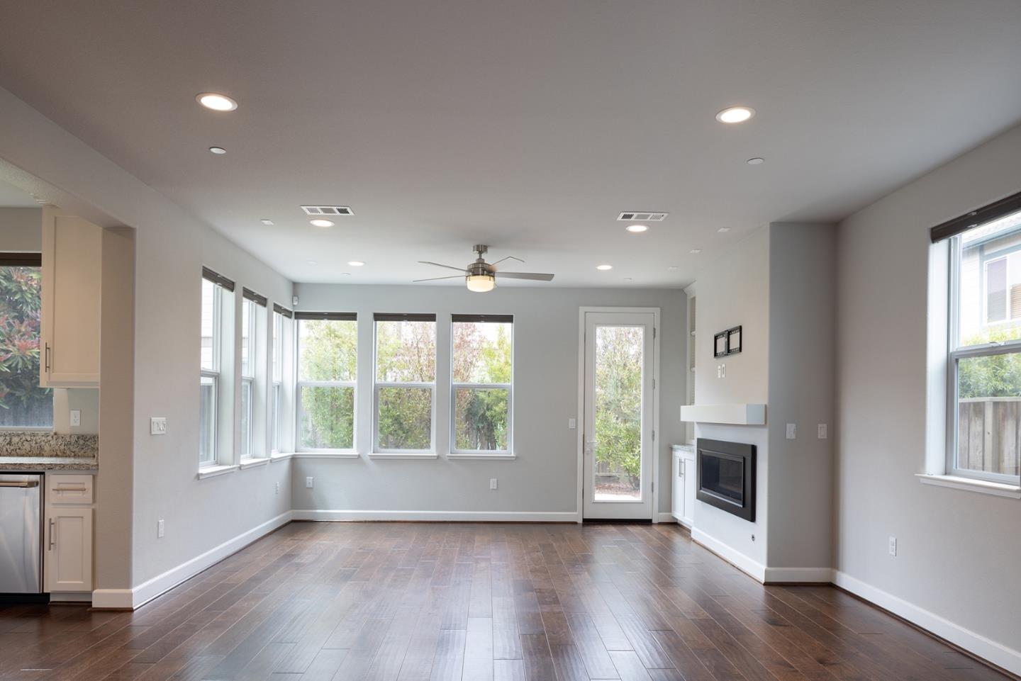 Detail Gallery Image 2 of 29 For 2727 Sea Glass Ave, Marina,  CA 93933 - 3 Beds | 2/1 Baths