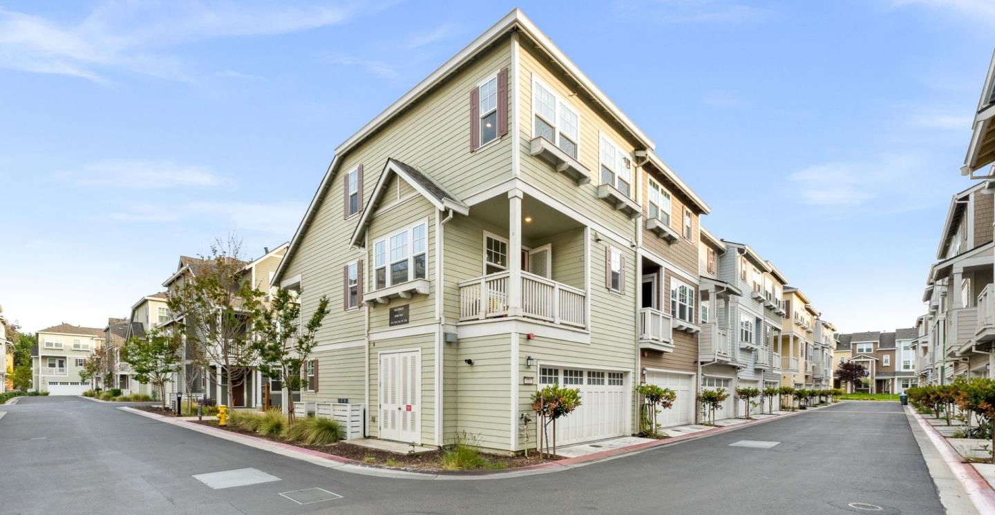 Detail Gallery Image 2 of 20 For 111 Orbit Way, Mountain View,  CA 94043 - 4 Beds | 3/1 Baths