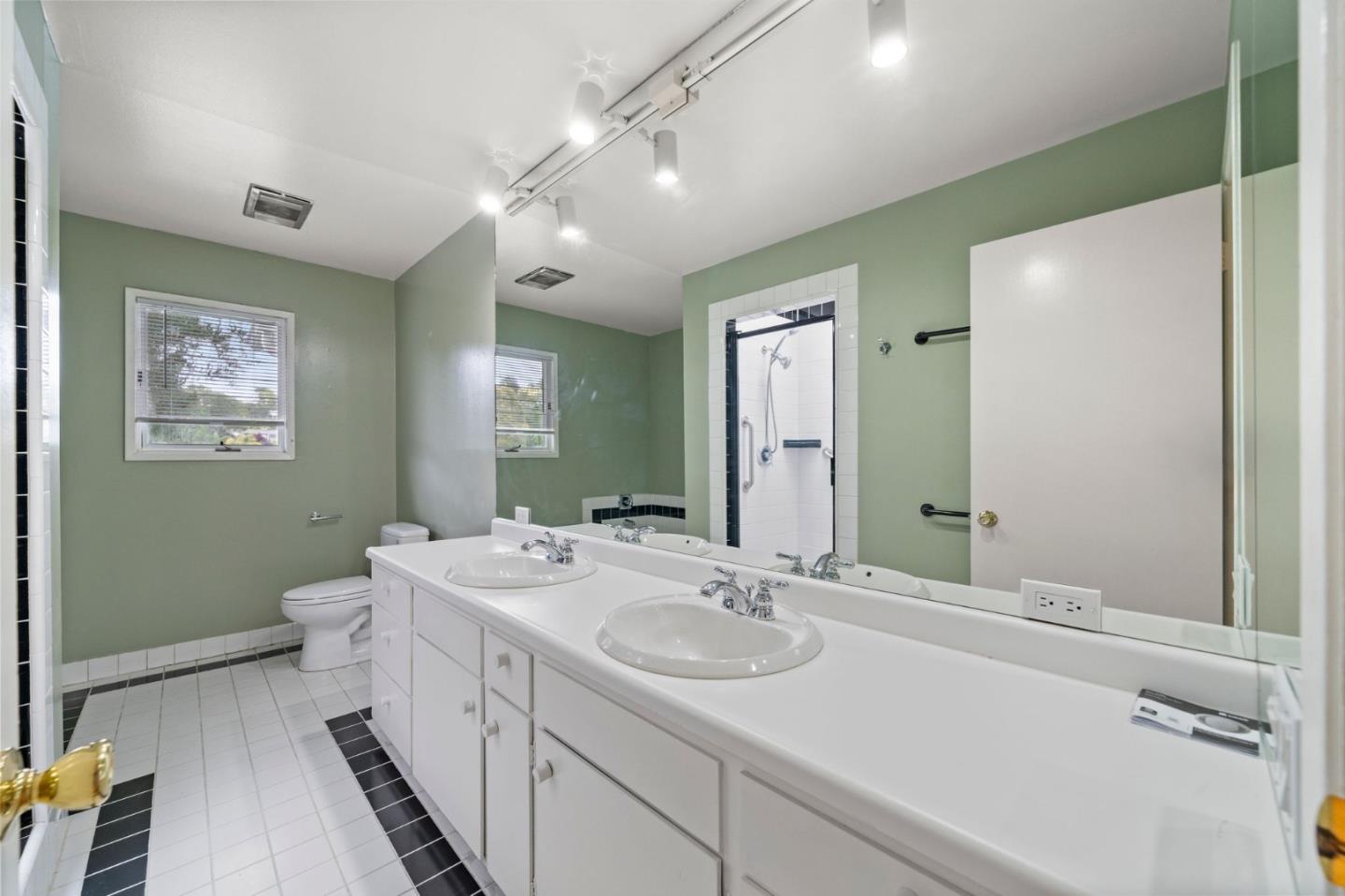 Detail Gallery Image 7 of 8 For 960 Hayne Rd, Hillsborough,  CA 94010 - 6 Beds | 3 Baths