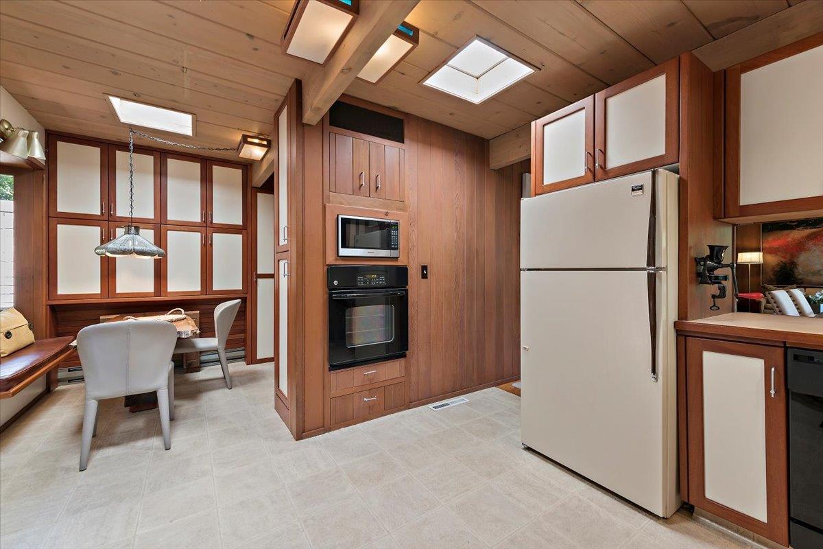 Detail Gallery Image 12 of 40 For 16310 Oakhurst Dr, Monte Sereno,  CA 95030 - 4 Beds | 2 Baths