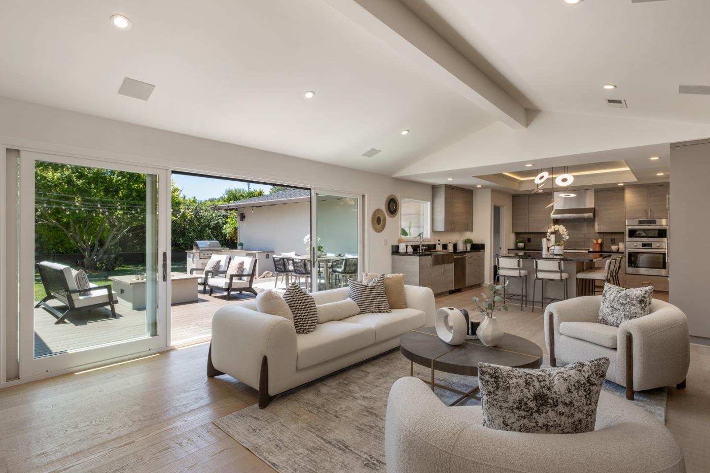 Detail Gallery Image 11 of 43 For 34 Carriage Ct, Los Altos,  CA 94022 - 5 Beds | 5 Baths