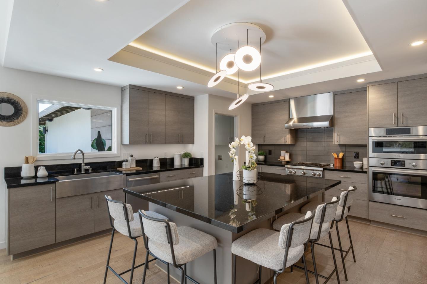 Detail Gallery Image 15 of 43 For 34 Carriage Ct, Los Altos,  CA 94022 - 5 Beds | 5 Baths