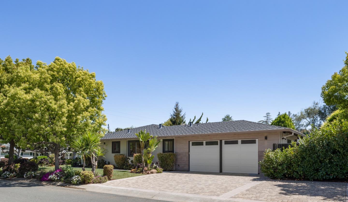 Detail Gallery Image 2 of 43 For 34 Carriage Ct, Los Altos,  CA 94022 - 5 Beds | 5 Baths