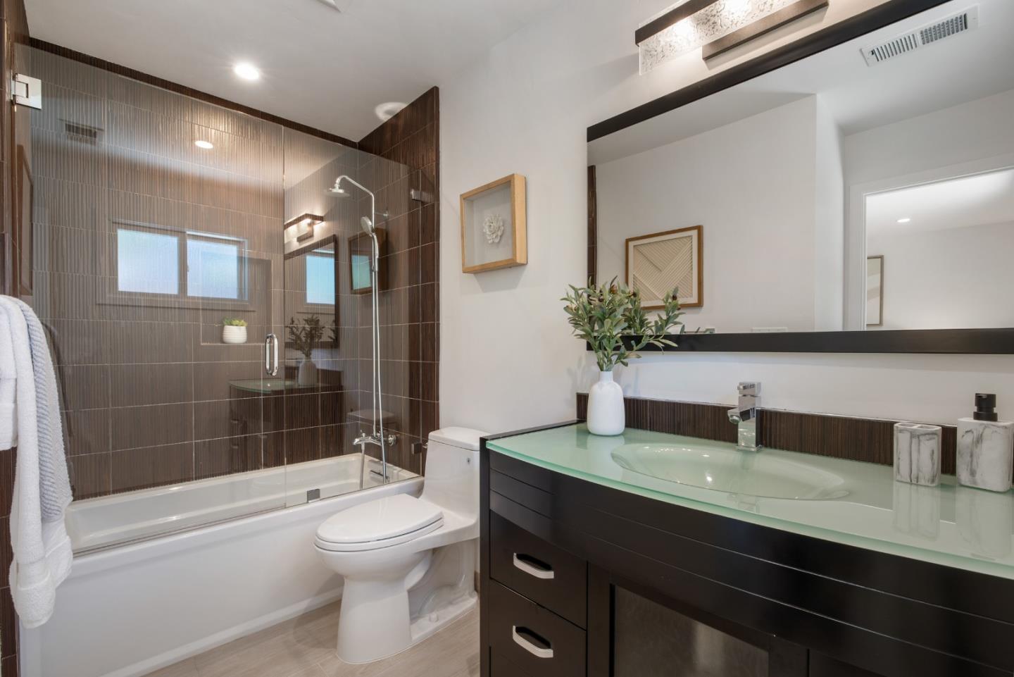 Detail Gallery Image 30 of 43 For 34 Carriage Ct, Los Altos,  CA 94022 - 5 Beds | 5 Baths