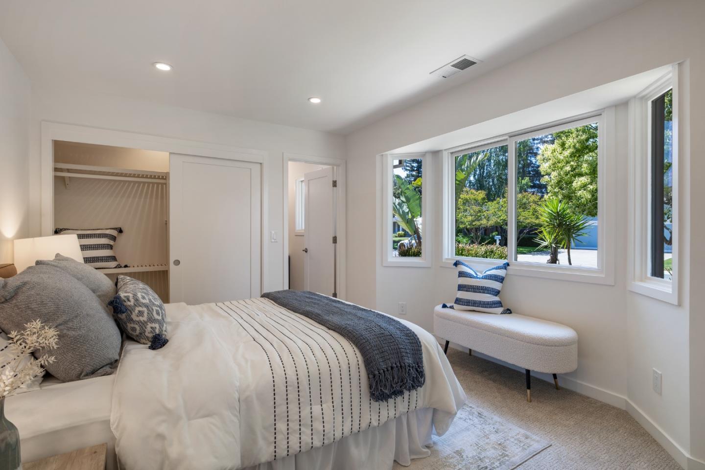 Detail Gallery Image 34 of 43 For 34 Carriage Ct, Los Altos,  CA 94022 - 5 Beds | 5 Baths