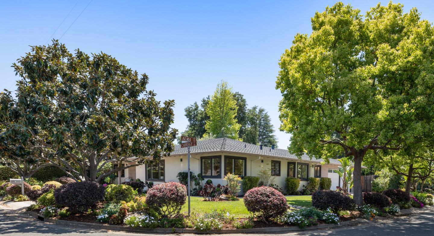 Detail Gallery Image 5 of 43 For 34 Carriage Ct, Los Altos,  CA 94022 - 5 Beds | 5 Baths
