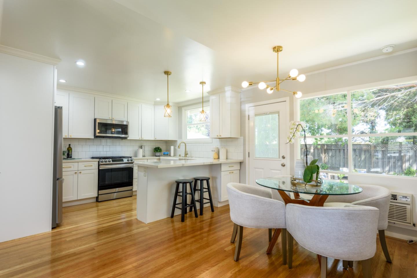 Detail Gallery Image 6 of 31 For 11 Meadow Ct, San Mateo,  CA 94403 - 3 Beds | 1 Baths