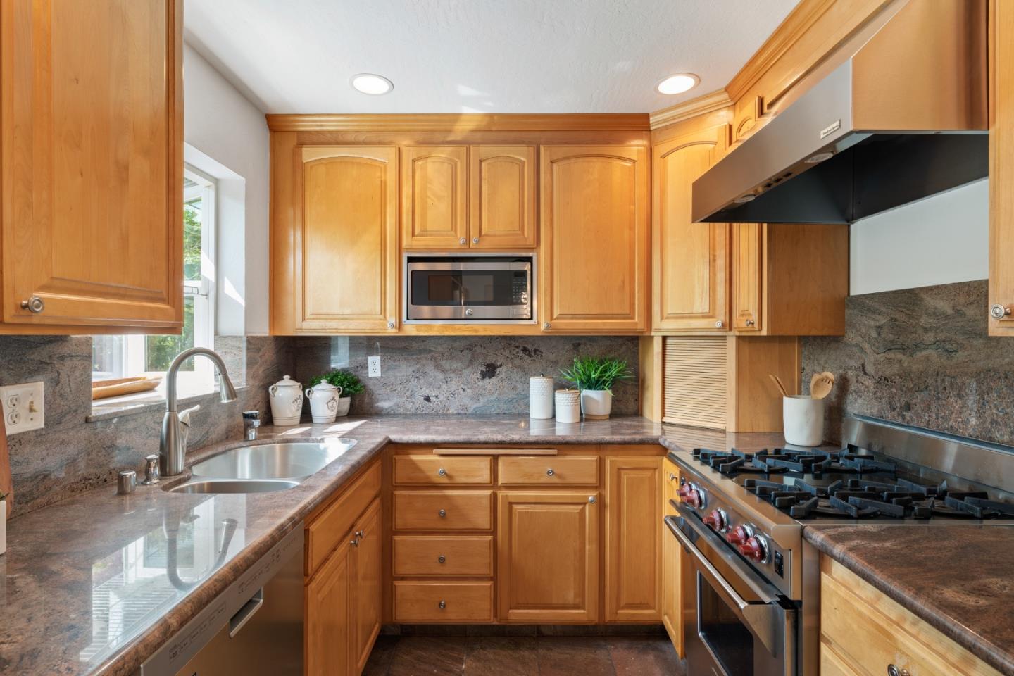 Detail Gallery Image 11 of 38 For 668 Canyon Rd, Redwood City,  CA 94062 - 4 Beds | 4 Baths