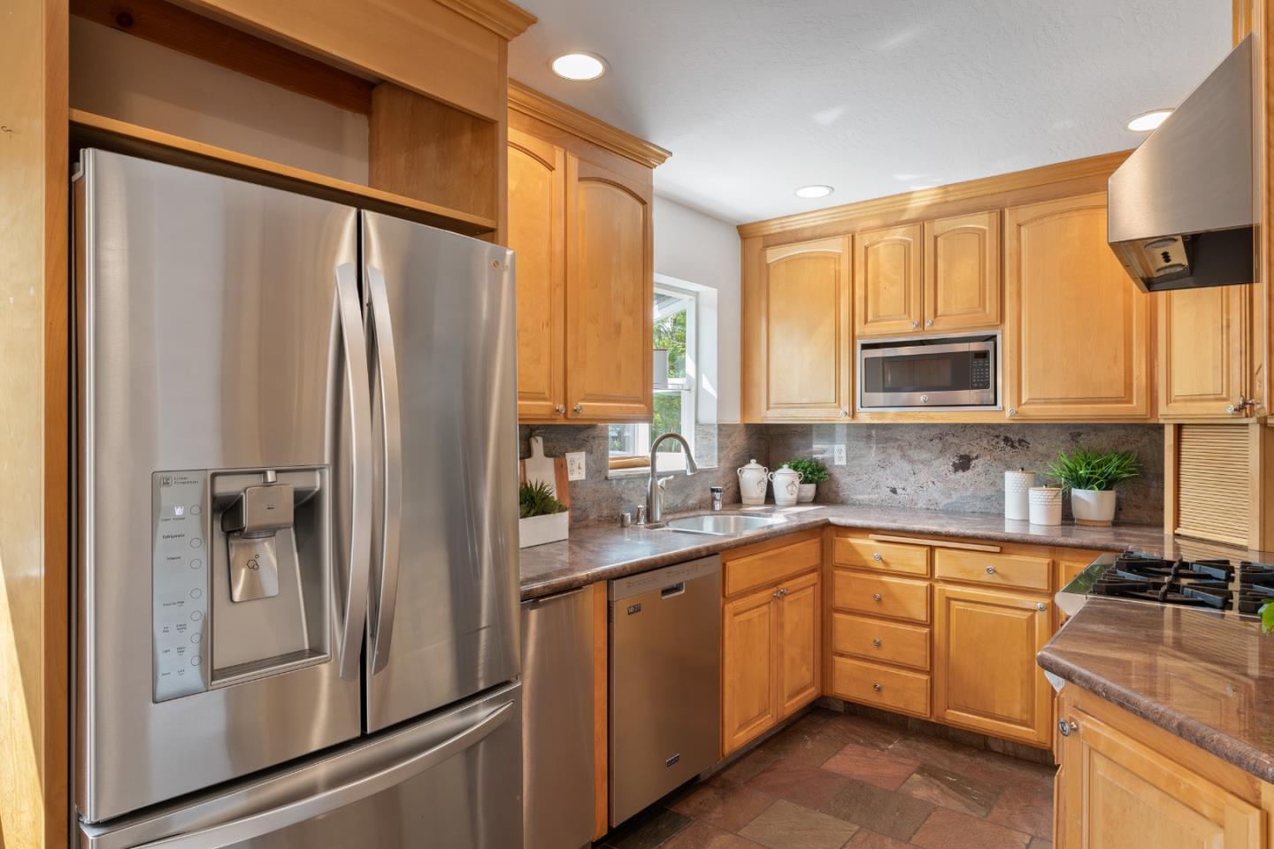 Detail Gallery Image 13 of 38 For 668 Canyon Rd, Redwood City,  CA 94062 - 4 Beds | 4 Baths