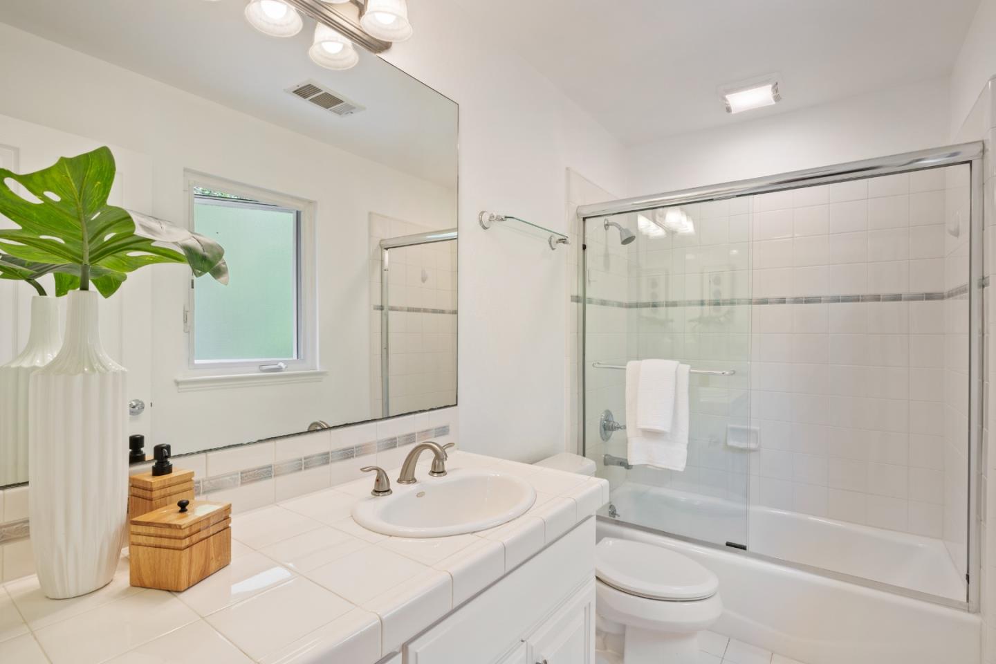 Detail Gallery Image 22 of 38 For 668 Canyon Rd, Redwood City,  CA 94062 - 4 Beds | 4 Baths